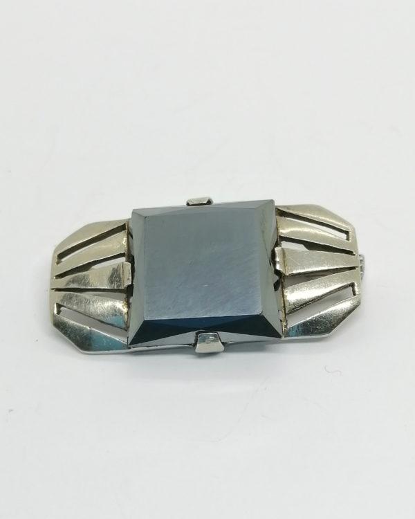 Broche argent, ajourée de forme géométrique, avec hématite facettée, Art Déco, vers 1925-30.