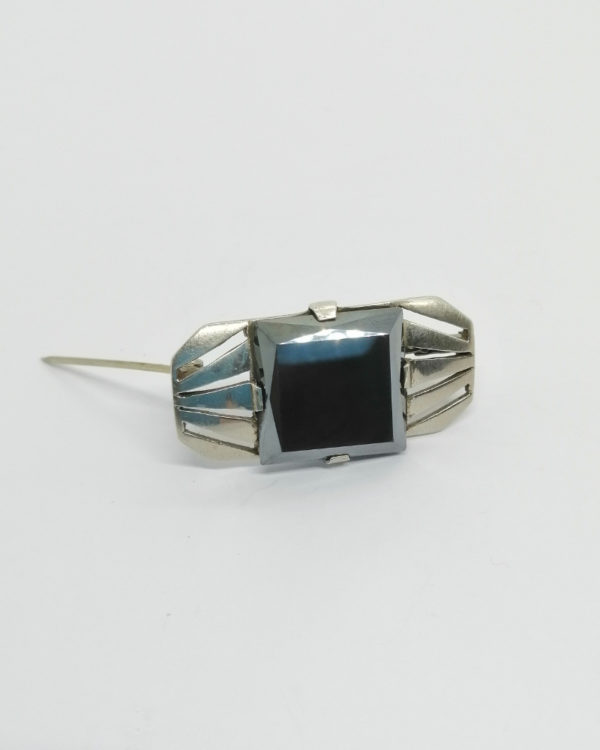 Broche argent, ajourée de forme géométrique, avec hématite facettée, Art Déco, vers 1925-30. – Image 2