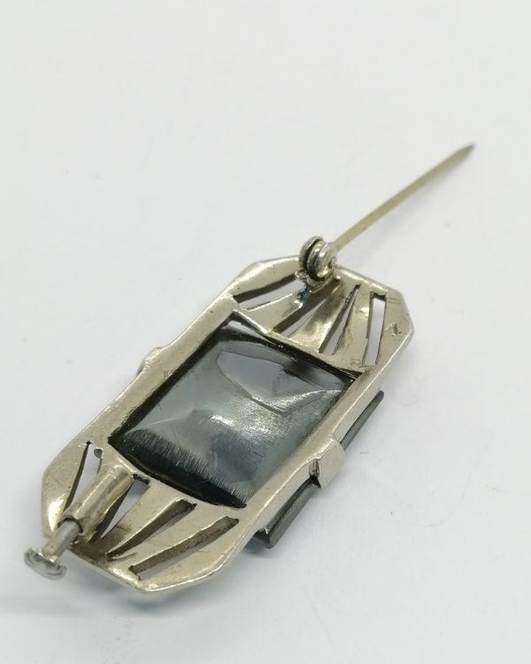 Broche argent, ajourée de forme géométrique, avec hématite facettée, Art Déco, vers 1925-30. – Image 4