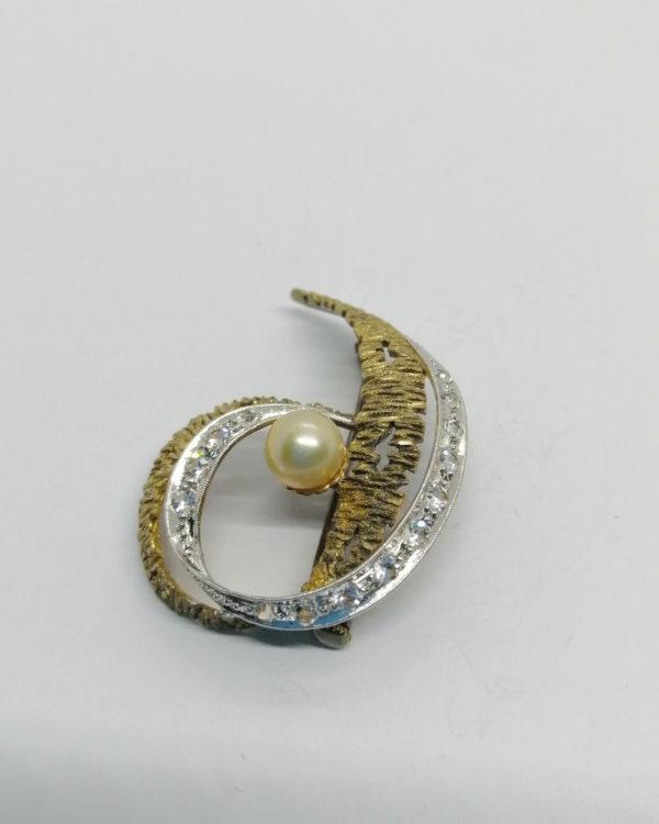 Broche argent bicolore, et sertie de pierres blanches et perle d'imitation. – Image 2