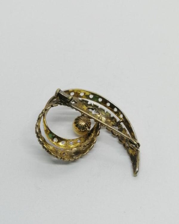 Broche argent bicolore, et sertie de pierres blanches et perle d'imitation. – Image 3