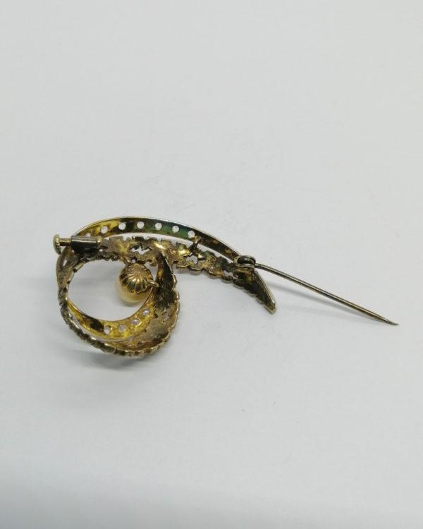 Broche argent bicolore, et sertie de pierres blanches et perle d'imitation. – Image 4