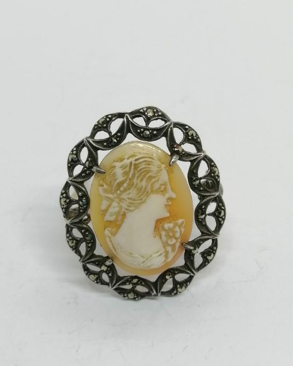 Broche argent, au centre un camée coquillage, femme à la fleur, vers 1920-30.