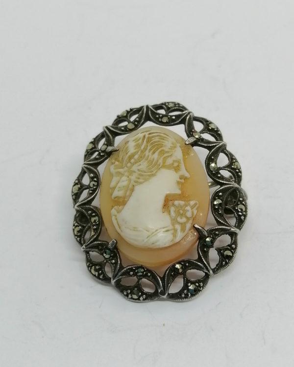 Broche argent, au centre un camée coquillage, femme à la fleur, vers 1920-30. – Image 2