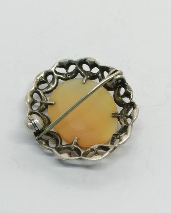 Broche argent, au centre un camée coquillage, femme à la fleur, vers 1920-30. – Image 3