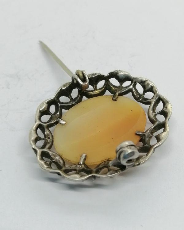 Broche argent, au centre un camée coquillage, femme à la fleur, vers 1920-30. – Image 4