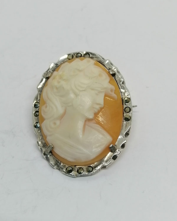 Broche/pendentif argent, entourage marcasites et camée portrait femme au long cheveux, vers 1940-60.