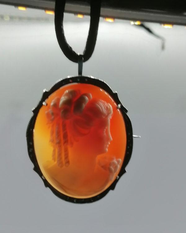 Broche/pendentif argent, marcasites et camée coquillage, femme aux bouclettes. – Image 5