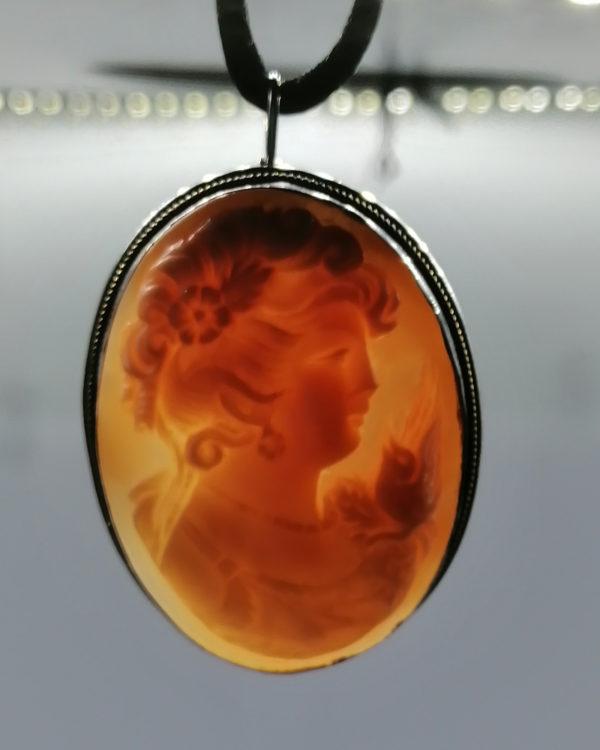 Broche/pendentif argent, camée portrait de femme aux bijoux, 1930-40. – Image 5