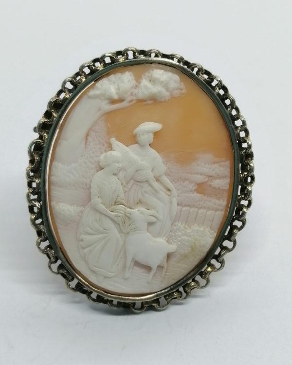 Broche argent/vermeil rosé, camée représentant une scène champêtre et romantique, vers 1900.