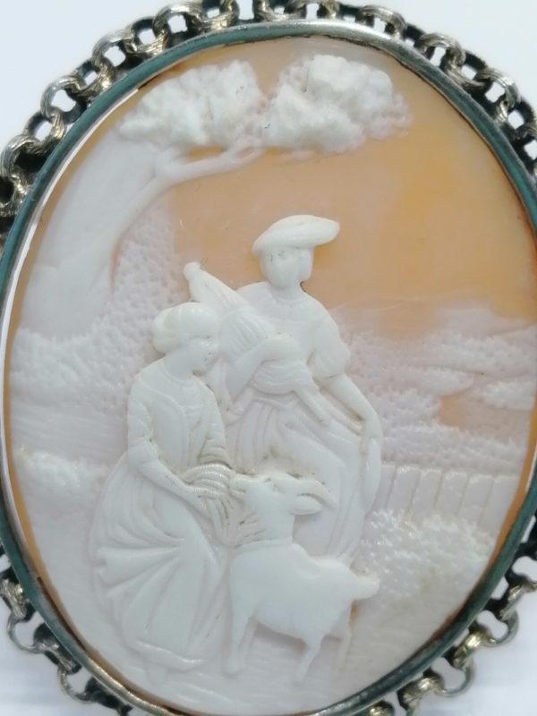 Broche argent/vermeil rosé, camée représentant une scène champêtre et romantique, vers 1900. – Image 2