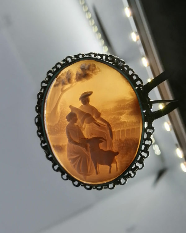Broche argent/vermeil rosé, camée représentant une scène champêtre et romantique, vers 1900. – Image 6