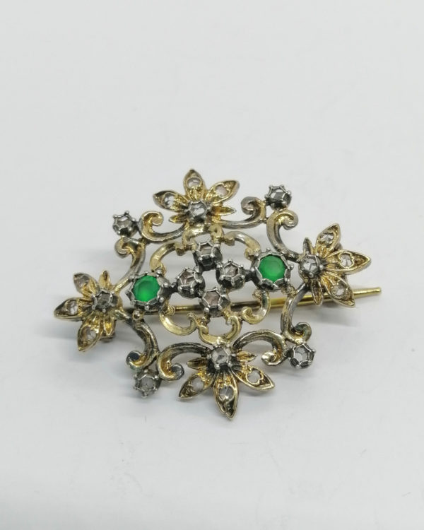 Broche argent et placage d'or rosé, sertie d'agate verte et de roses de diamants, vers 1900. – Image 2