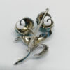Broche argent, avec fleurs en émail, feuillages et pierres blanches. – Image 3