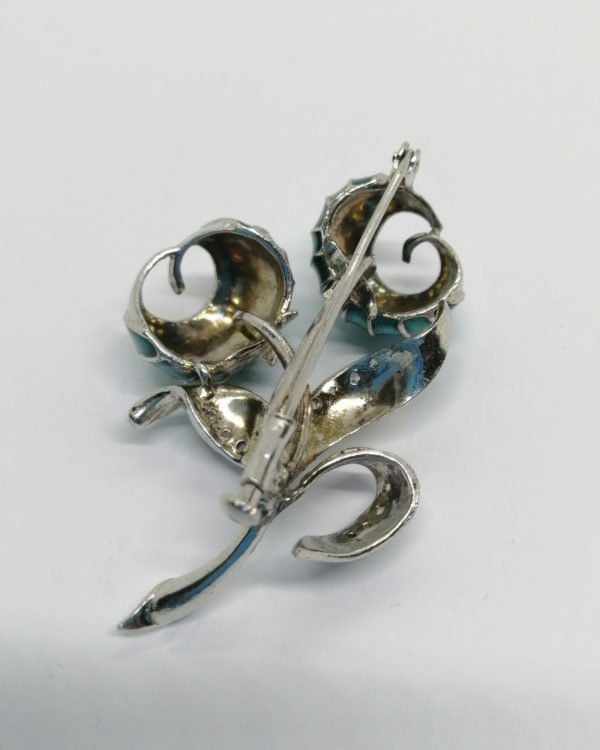 Broche argent, avec fleurs en émail, feuillages et pierres blanches. – Image 3