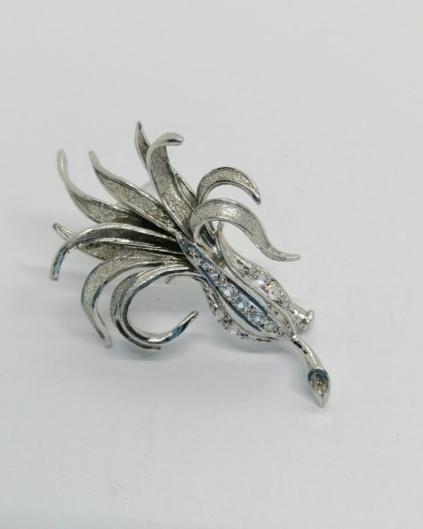 Broche argent, fleur avec sertie de pierres blanches, lisse et matifié.