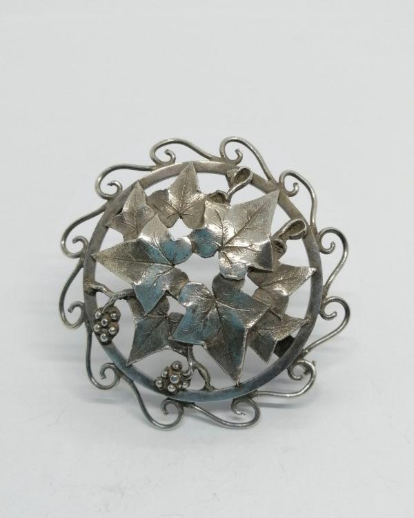 Broche argent, ronde et ajourée représentant du lierre et ses feuilles, 1930.
