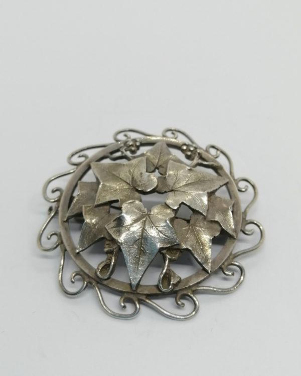 Broche argent, ronde et ajourée représentant du lierre et ses feuilles, 1930. – Image 2