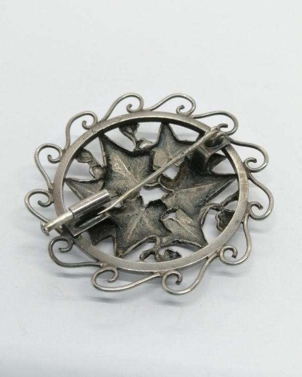 Broche argent, ronde et ajourée représentant du lierre et ses feuilles, 1930. – Image 3