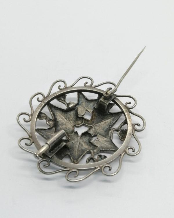Broche argent, ronde et ajourée représentant du lierre et ses feuilles, 1930. – Image 4