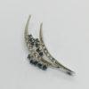 Broche argent, feuilles stylisées et pierres bleu et blanches, finition perlé. – Image 2