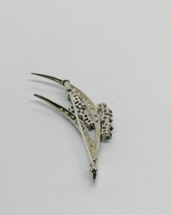 Broche argent, feuilles stylisées et pierres bleu et blanches, finition perlé. – Image 3