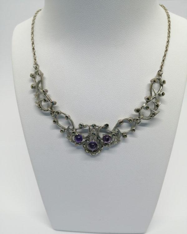 Collier argent, motifs ajourés et galbés, pavage marcasites et sertie de cabochons d'améthystes, vers 1920.
