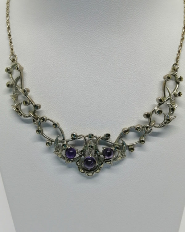 Collier argent, motifs ajourés et galbés, pavage marcasites et sertie de cabochons d'améthystes, vers 1920. – Image 2