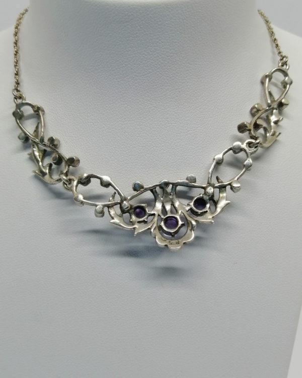 Collier argent, motifs ajourés et galbés, pavage marcasites et sertie de cabochons d'améthystes, vers 1920. – Image 3