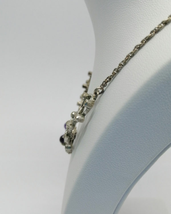 Collier argent, motifs ajourés et galbés, pavage marcasites et sertie de cabochons d'améthystes, vers 1920. – Image 4