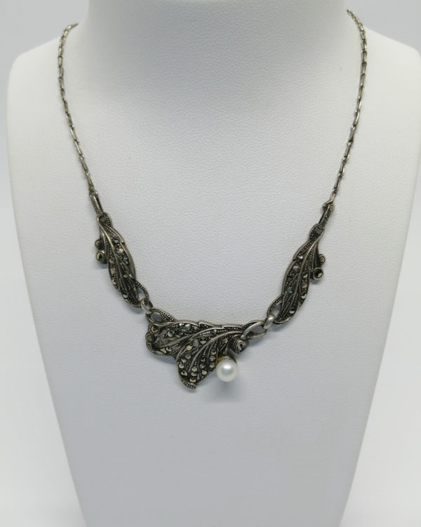 Collier argent, avec motifs feuillagés pavage marcasites et perle de culture, 1925-30.