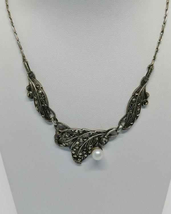 Collier argent, avec motifs feuillagés pavage marcasites et perle de culture, 1925-30. – Image 2