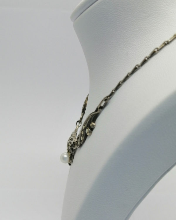 Collier argent, avec motifs feuillagés pavage marcasites et perle de culture, 1925-30. – Image 4