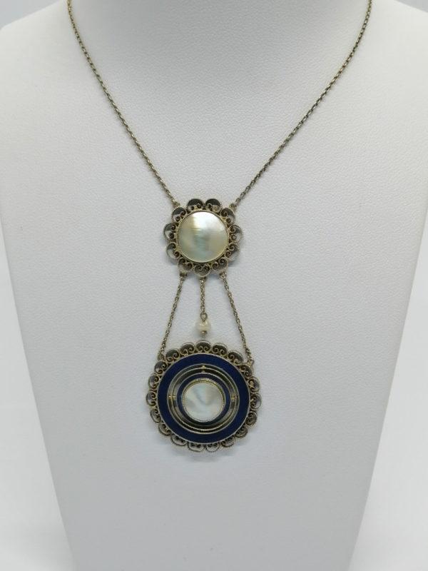 Collier argent vermeil, avec pendants filigranés, perles mabé et émail bleu guilloché, vers 1900.