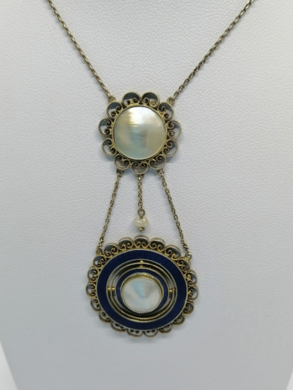 Collier argent vermeil, avec pendants filigranés, perles mabé et émail bleu guilloché, vers 1900. – Image 2