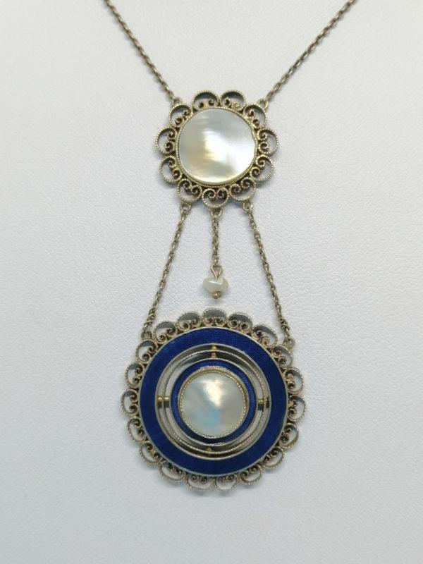 Collier argent vermeil, avec pendants filigranés, perles mabé et émail bleu guilloché, vers 1900. – Image 3