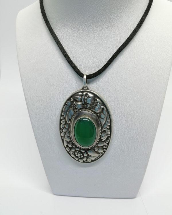 Pendentif important argent, motifs végétaux et agate verte, Art Nouveau.