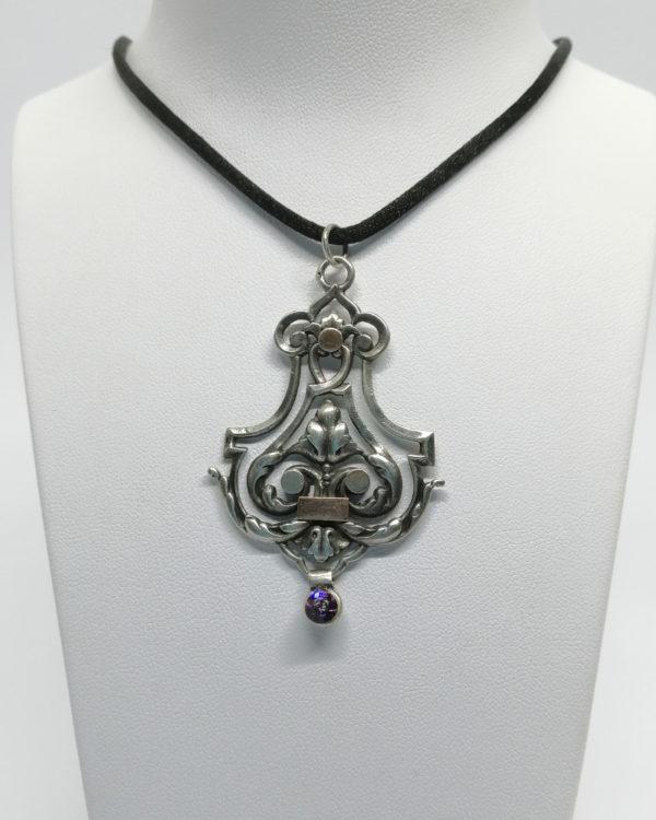 Pendentif argent bicolore, avec strass violet, vers 1900.