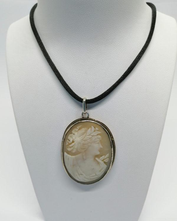 Pendentif argent, ovale avec camée coquillage, portrait de femme, 1900.