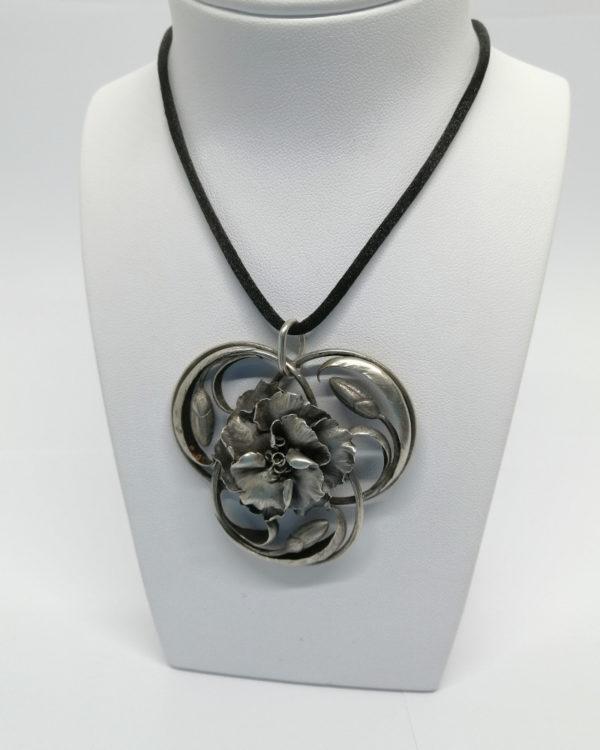 Pendentif argent, oeillet et ses boutons, en enroulement, Art Nouveau.