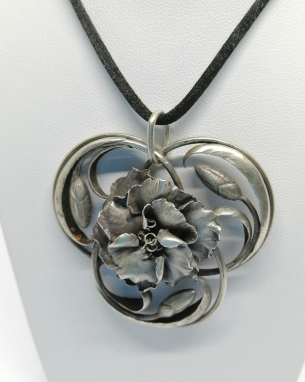 Pendentif argent, oeillet et ses boutons, en enroulement, Art Nouveau. – Image 2