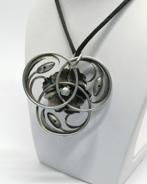 Pendentif argent, oeillet et ses boutons, en enroulement, Art Nouveau. – Image 4
