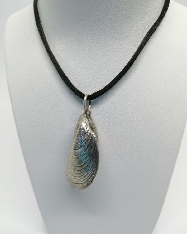 Pendentif argent, en forme de moule avec sa perle de culture.