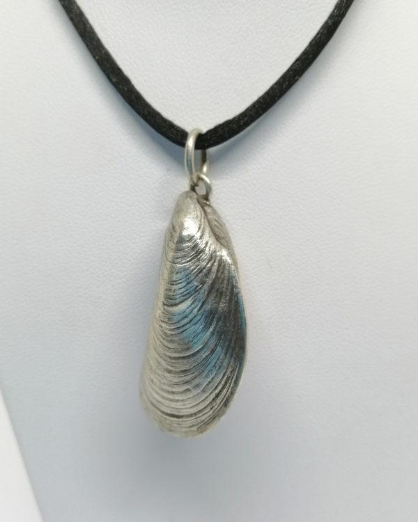Pendentif argent, en forme de moule avec sa perle de culture. – Image 2