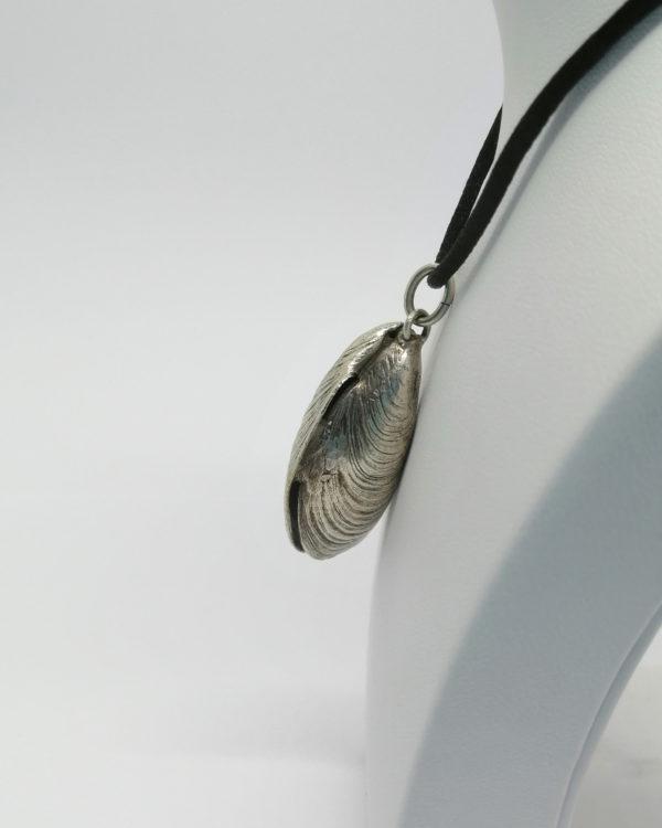 Pendentif argent, en forme de moule avec sa perle de culture. – Image 3