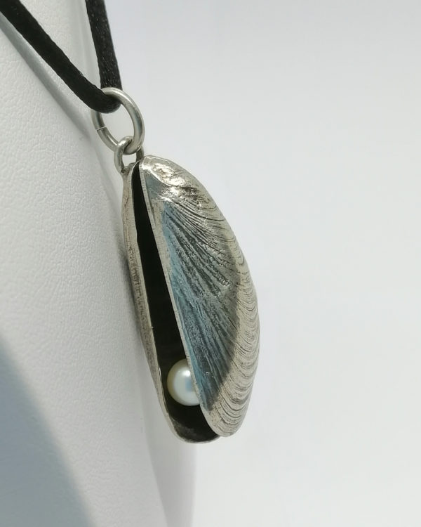 Pendentif argent, en forme de moule avec sa perle de culture. – Image 4