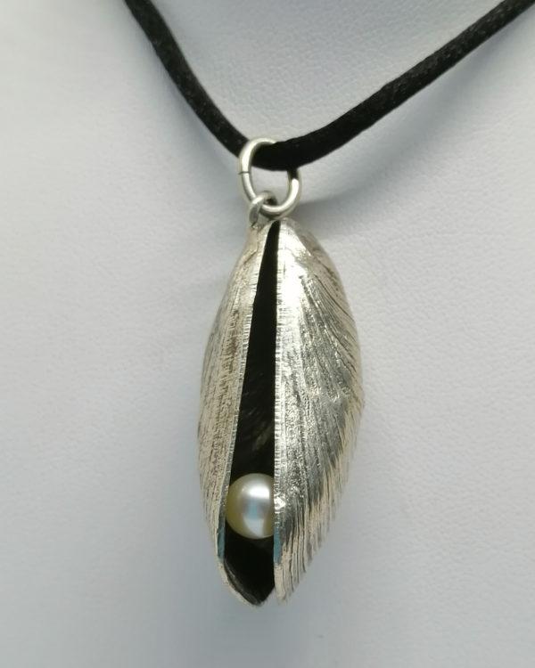 Pendentif argent, en forme de moule avec sa perle de culture. – Image 5
