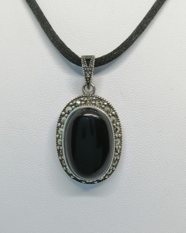 Pendentif argent, cabochon d'onyx et pavage de marcasites, Art Déco. – Image 2