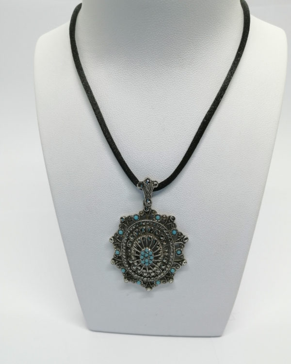 Pendentif argent, ajouré, bombé, et pavage de marcasites et de demi perle bleu, 1920-30.