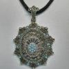 Pendentif argent, ajouré, bombé, et pavage de marcasites et de demi perle bleu, 1920-30. – Image 2